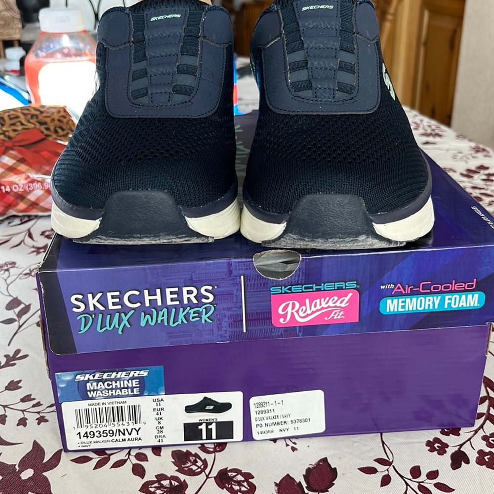Sketcher d lux walker. Size 11. Navy. Calm aura